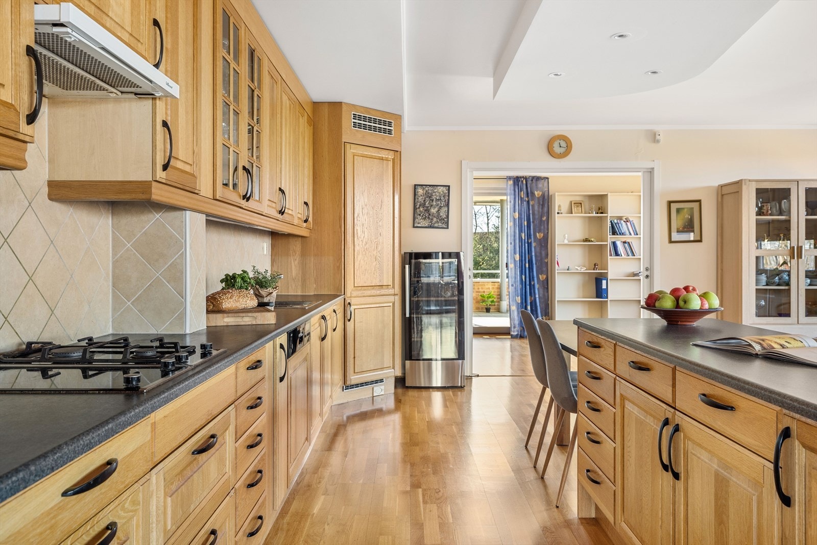 Kjøkkenet er også utstyrt med kjølehjørne som gir ekstra god plass til kjølevarene. Til venstre for kjølehjørnet er det en integrert fryser. Galleribilde