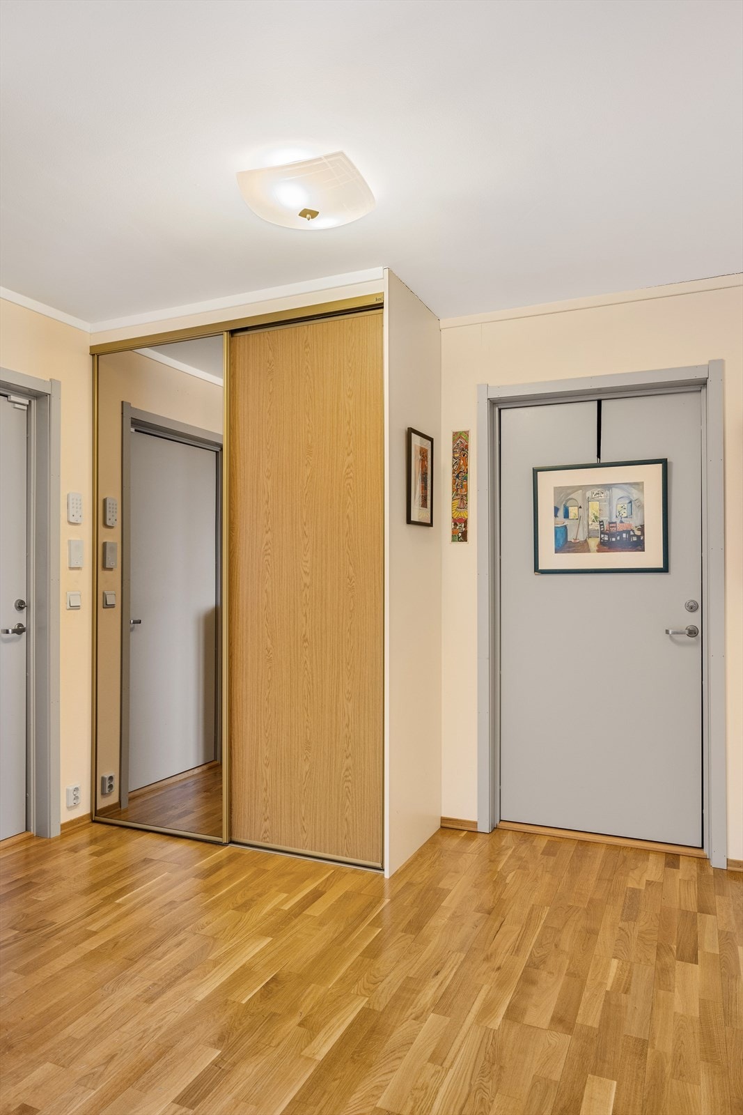 Vel inne i leiligheten blir du møtt med en romslig entré med garderobeskap med skyvedør med speilfront. Galleribilde