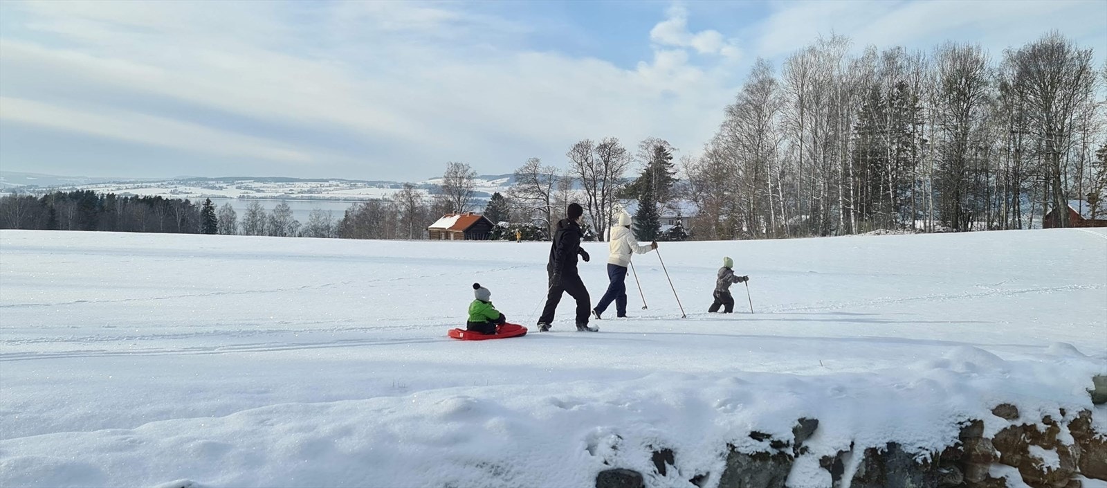 Når forholdene tillater det blir det ofte kjørt opp skiløyper på jordene rett utenfor leiligheten. Galleribilde
