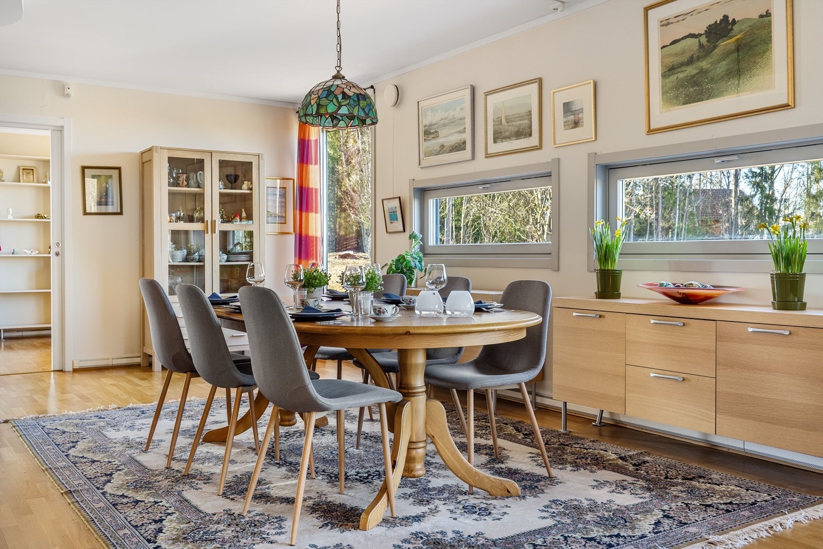 Videre inne i stua er det en fin og naturlig plass for spisestua. Galleribilde