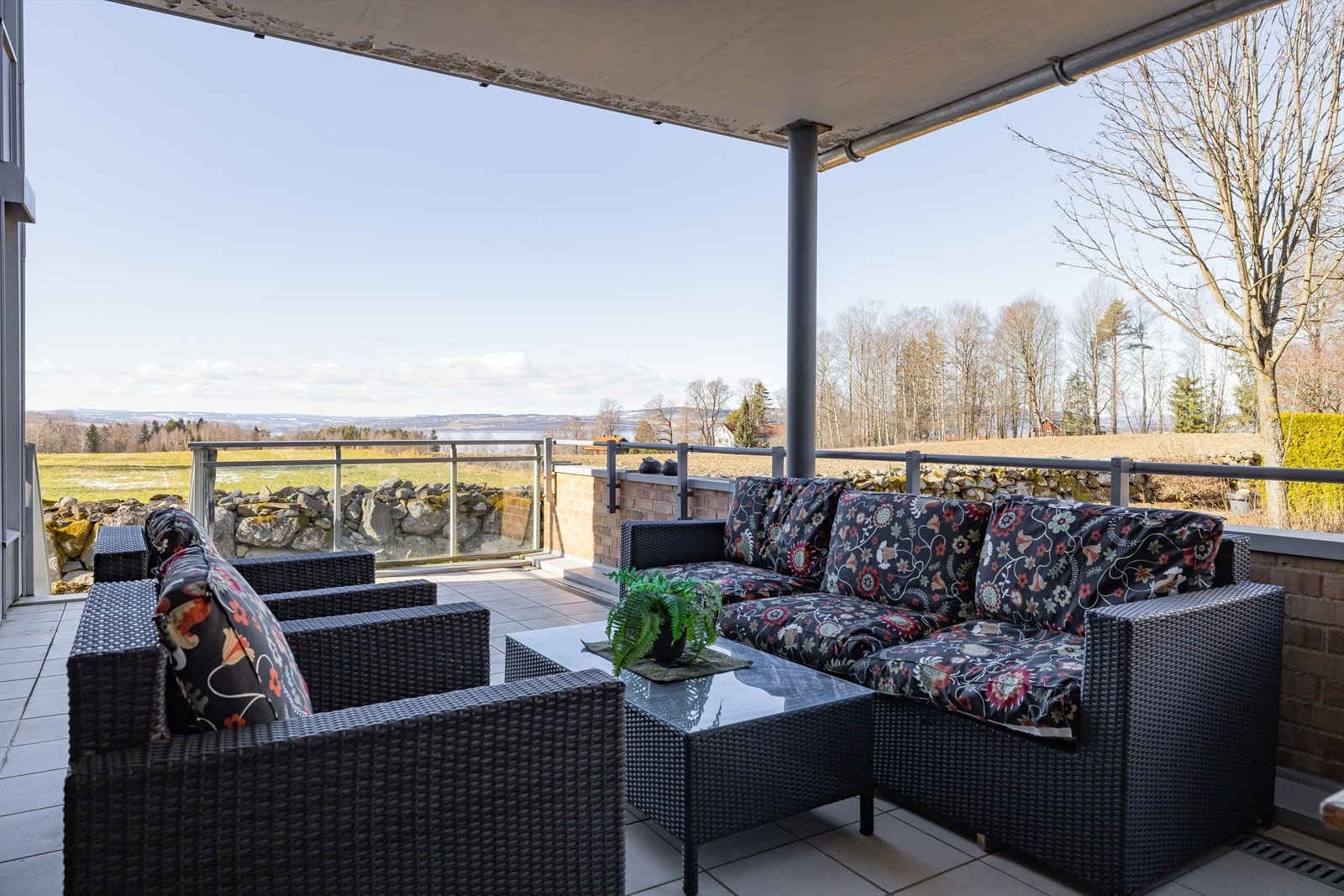 Det er god plass til flere sittegrupper, blomsterkasser, grill og annet ønskelig. Galleribilde