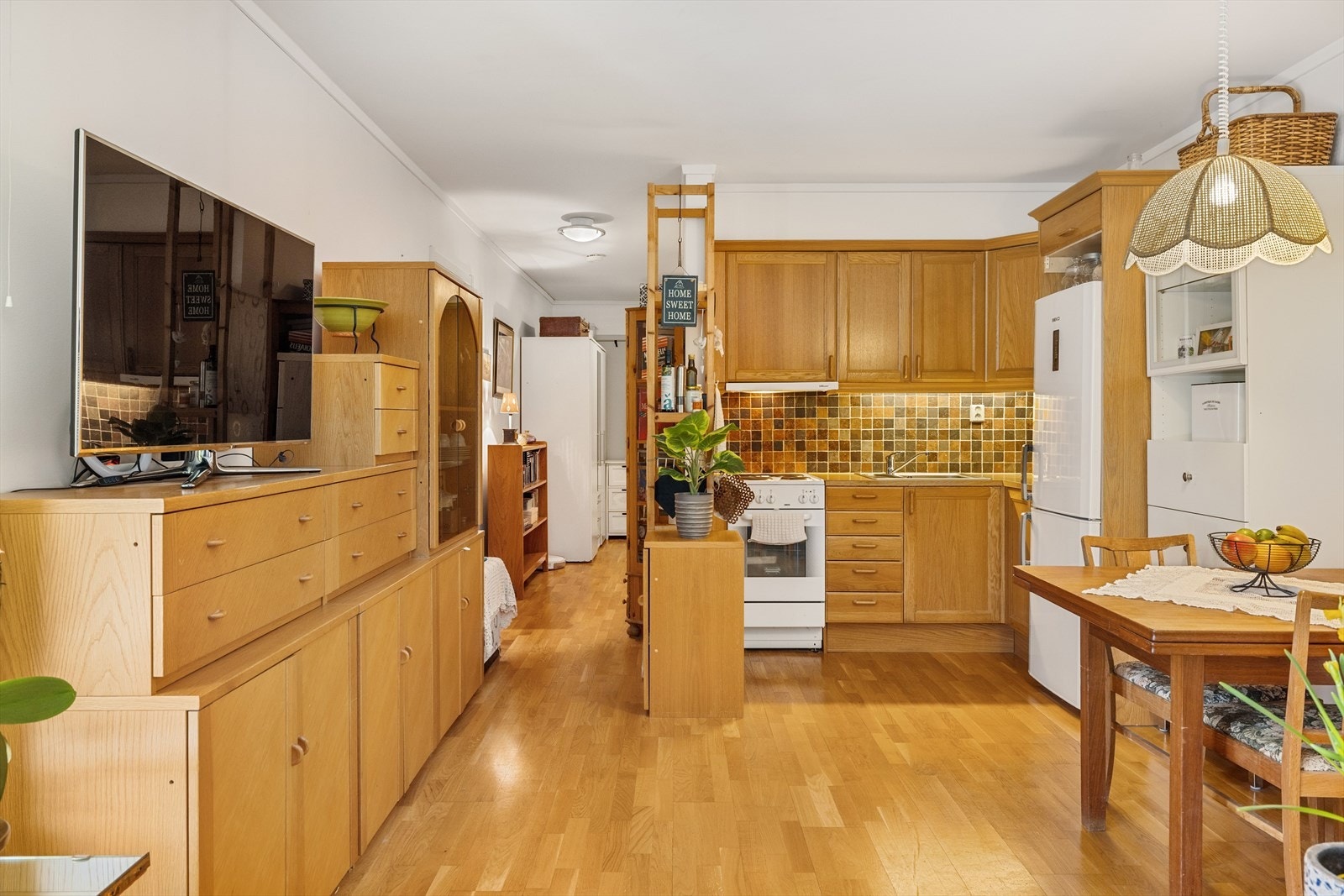 Utleiedelen har en åpen stue- og kjøkkenløsning med plass til spisebord i mellom. Galleribilde