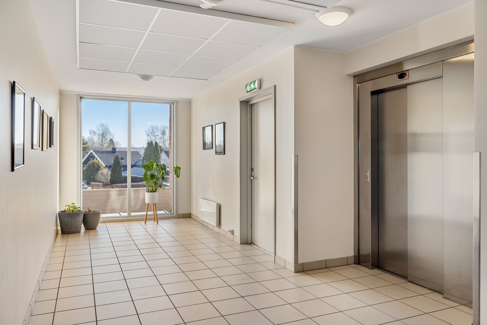 Det er både innvendig trappegang og heis for å komme til leiligheten som ligger i 1. etasje. Galleribilde