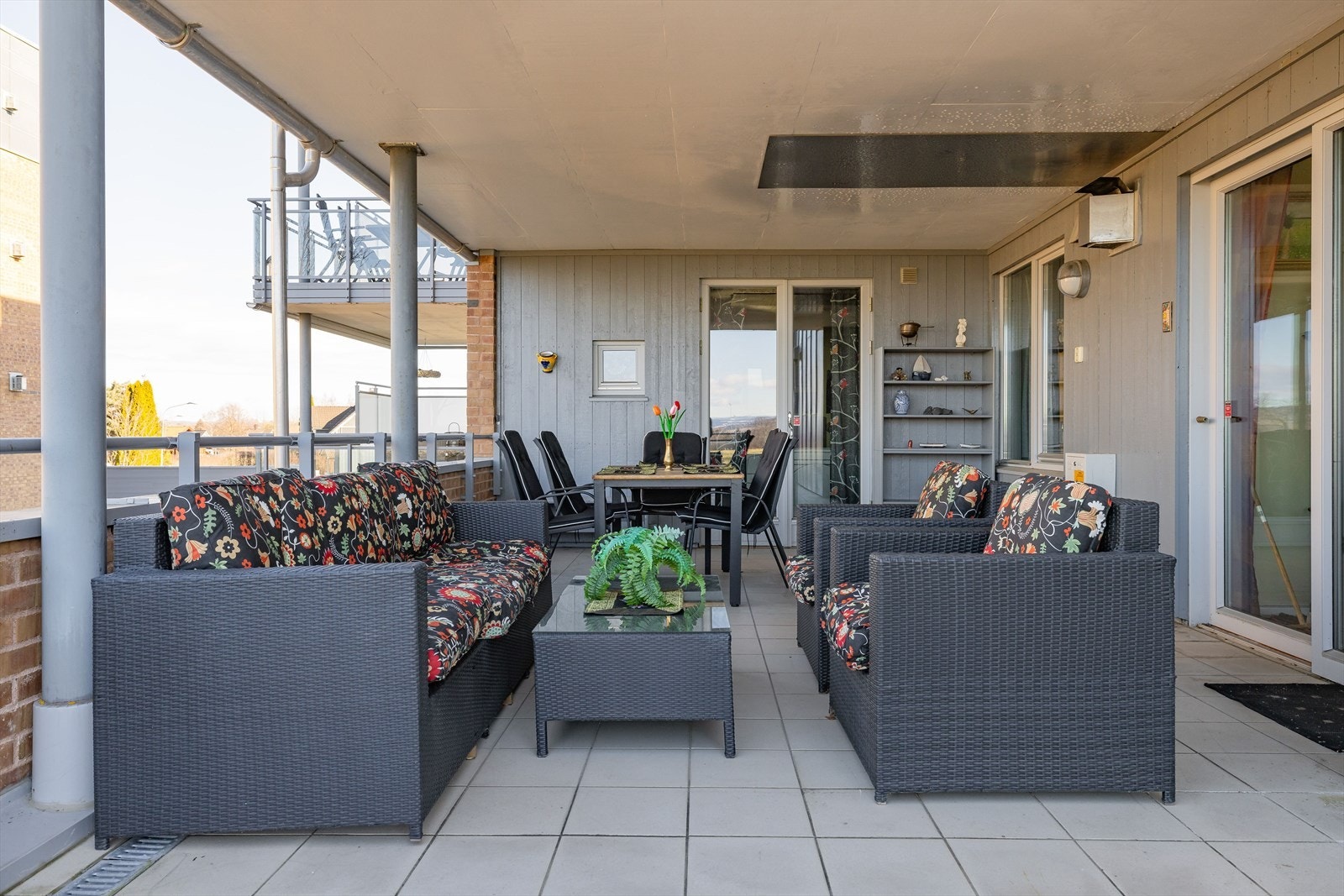 Fra stua er det utgang til den nord- vestvendte terrassen som er på hele 33 m². Terrassen er delvis overbygd og har flislagt gulv. Det er et eget gassuttak på veggen på høyre side for enkel tilkobling for gassgrill. Galleribilde