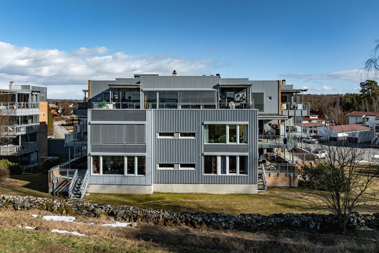 Bygget er velholdt og har en fin gressplen som omringer bygget. Galleribilde