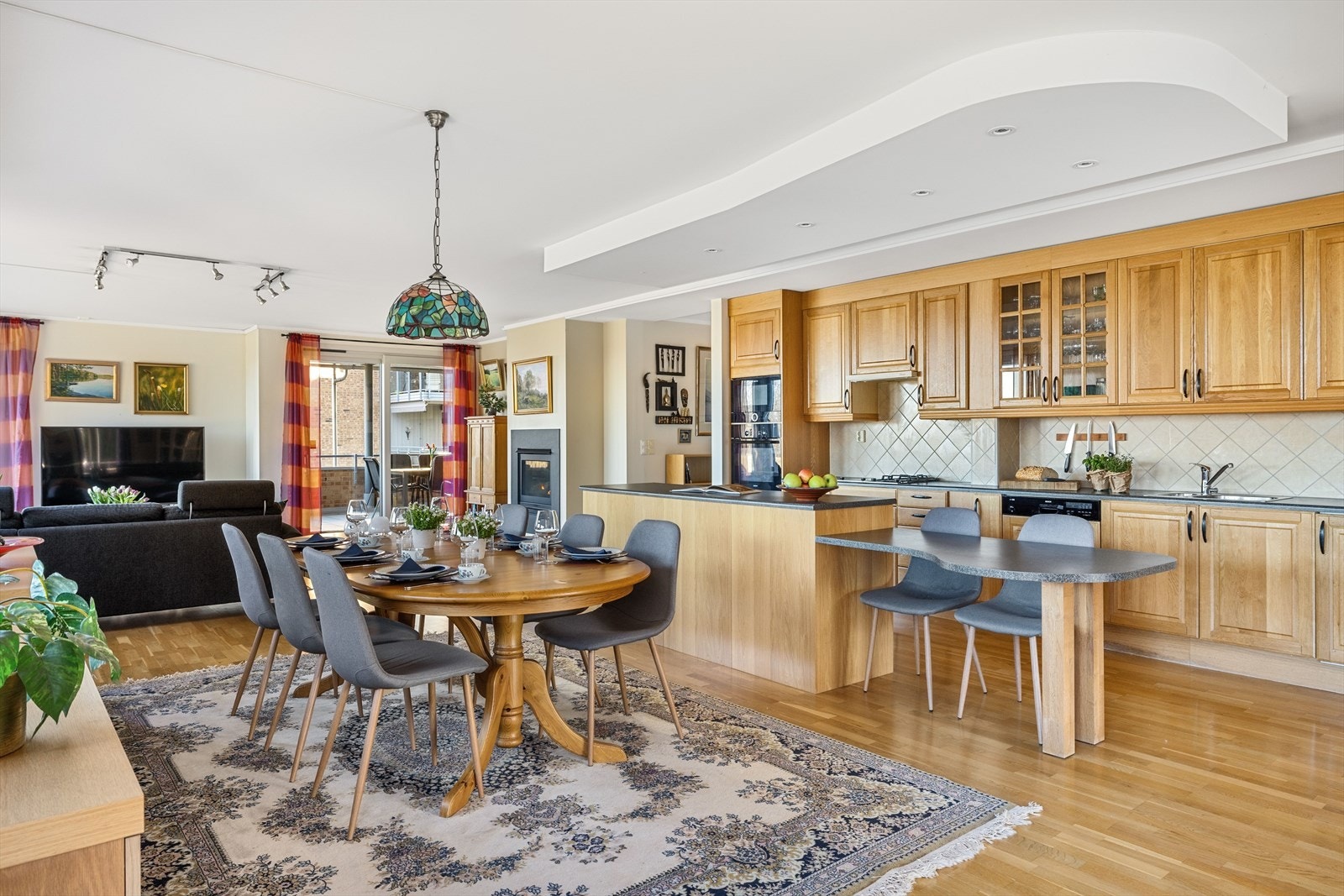 En sosial stue med veldig god plass til å samle familie og venner. Det store rommet gir flere ulike møbleringsmuligheter. Galleribilde