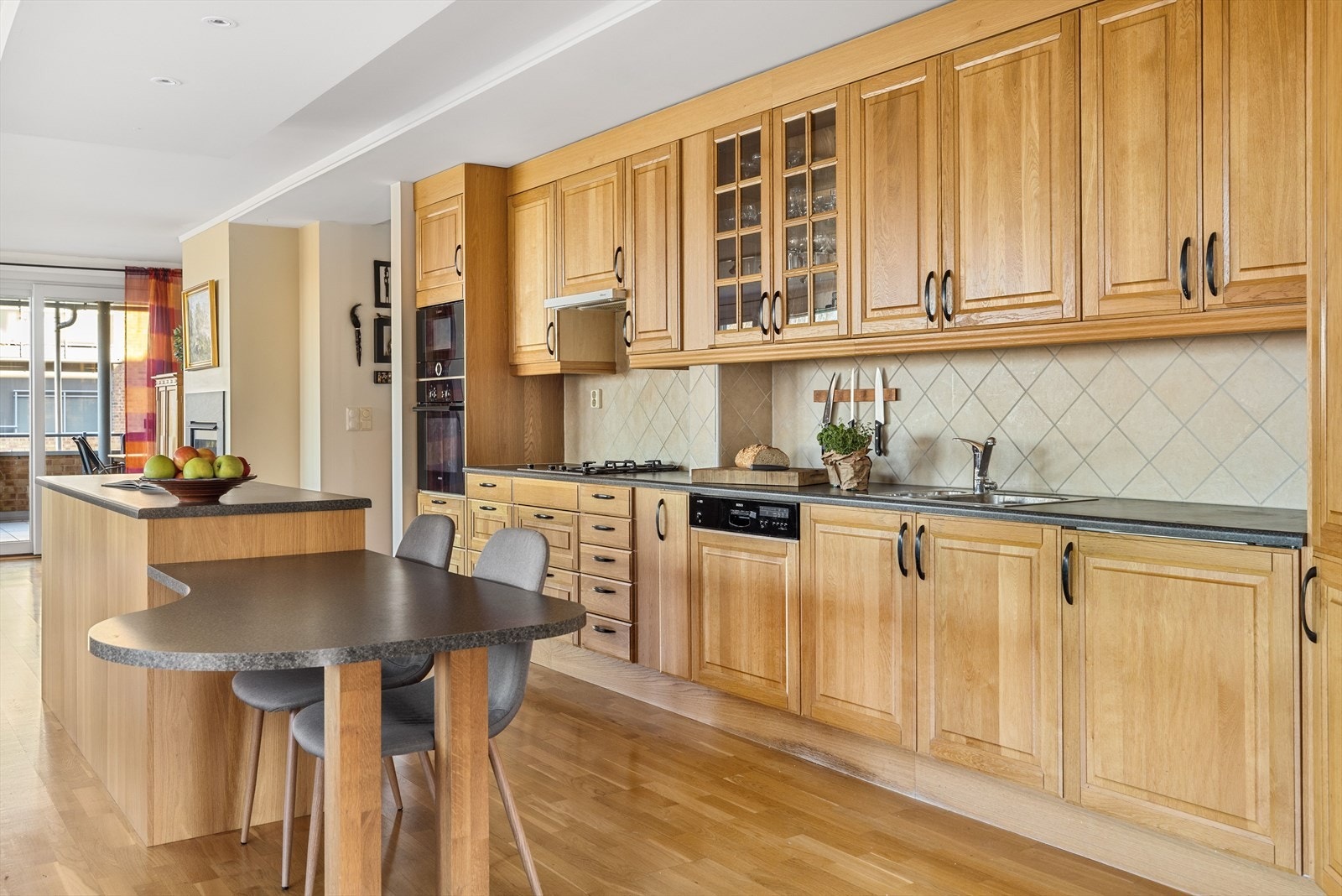 Innredningen har godt med både skap- og benkeplass. Benkeplate av laminat med nedfelt oppvaskkum i rustfritt stål med liten skyllekum. I benkeryggen er det fliser og enkel rengjøring. Galleribilde