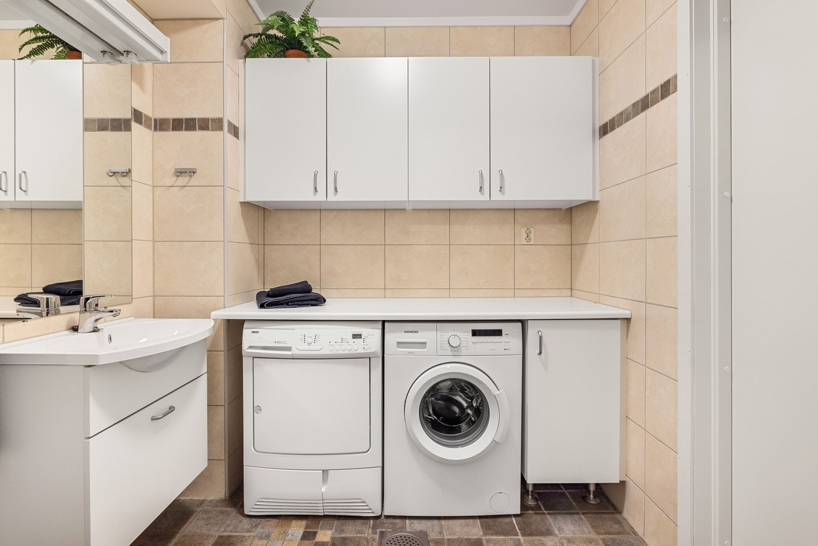 I gulvet er det varmekabler. Innenfor rommet er det en stor på ca. 8 m². Galleribilde