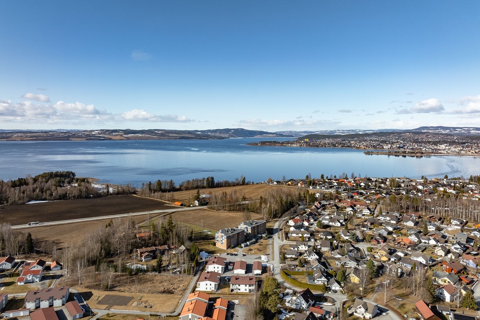 Det er rett i overkant av 3 km til Vikasenteret hvor du finner dagligvarebutikk, apotek, blomsterbutikk mv. Galleribilde
