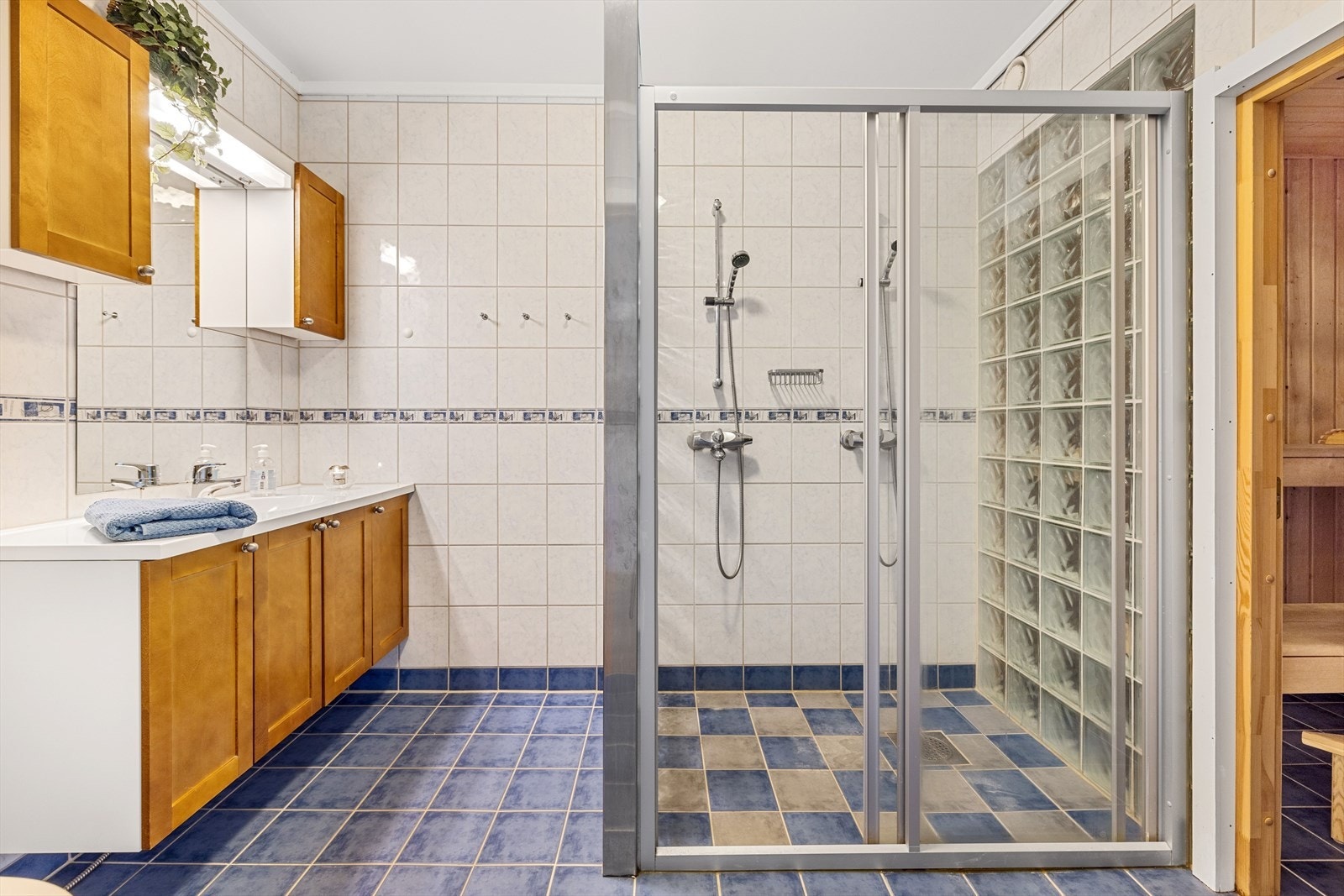 Leilighetens hovedbad ligger fint plassert i nærheten av de to soverommene. Badet er flislagt og har varme i gulvet. Stor dusj med dører og to stk. veggmonterte dusjbatterier. Galleribilde