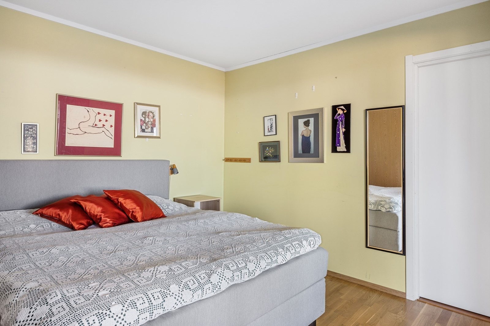 Det er god plass til en stor dobbeltseng med nattbord på hver side. I tillegg er det satt inn en romslig skyvedørsgarderobe. Galleribilde