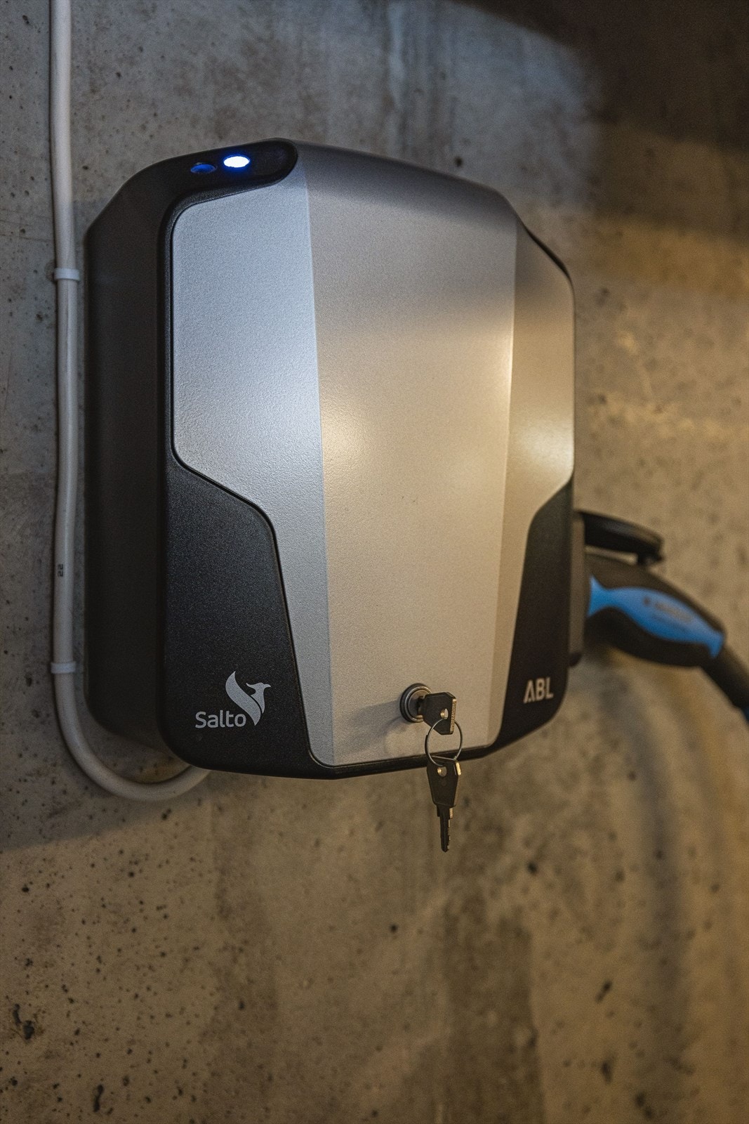 Det er koblet opp elbil-lader på plassen. Galleribilde