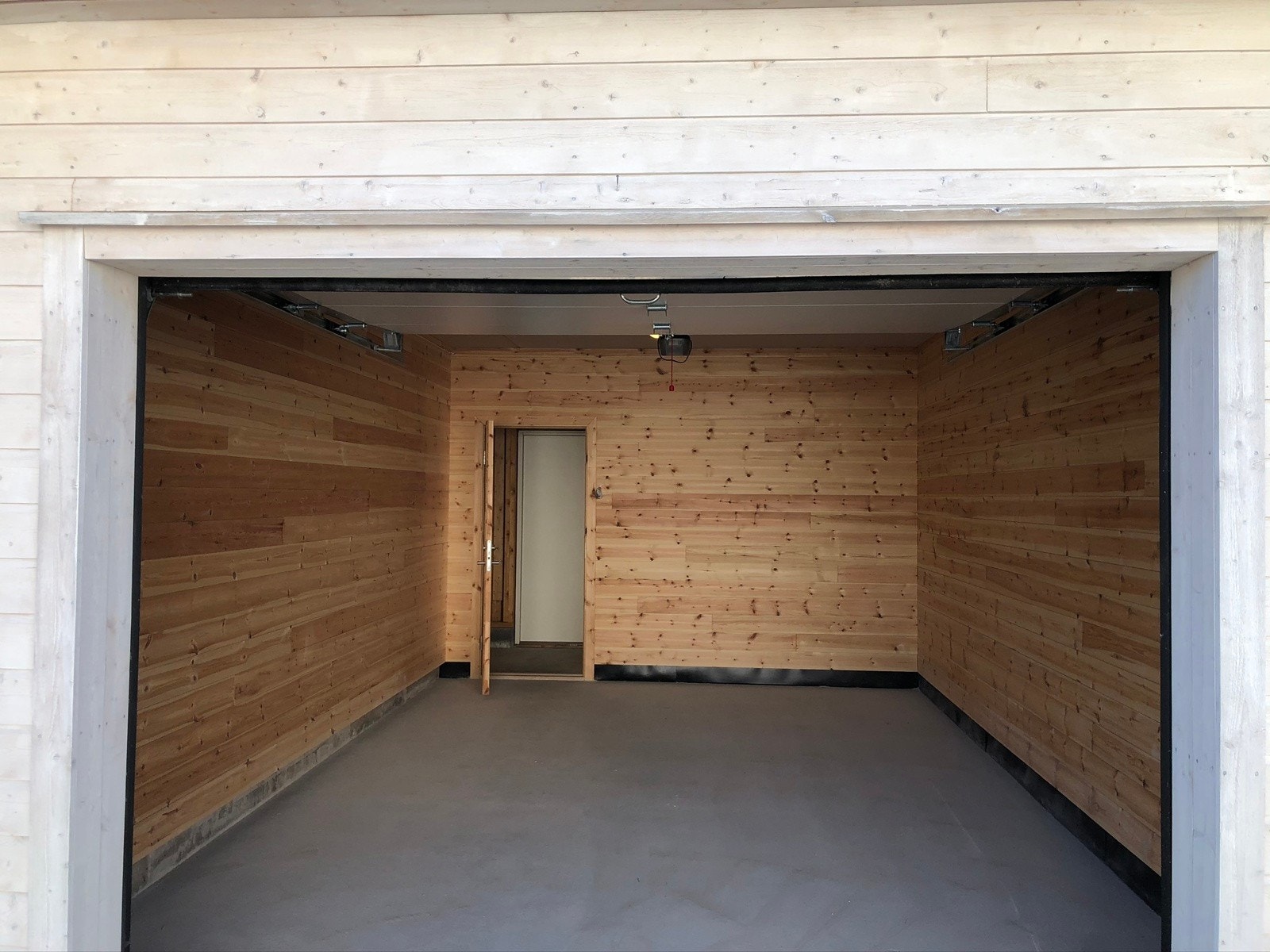 Innerst i garasjen er det en praktisk utebod. Denne har videre dør ut til terrassen på fremsiden. Galleribilde