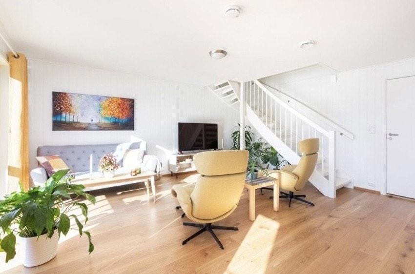 Stue med flott hvitmalt trapp til loft Galleribilde