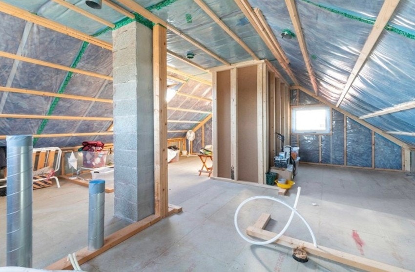 Uinnredt loft, der det på opprinnelige tegninger er tegnet inn loftstue, soverom, bad og bod. Galleribilde