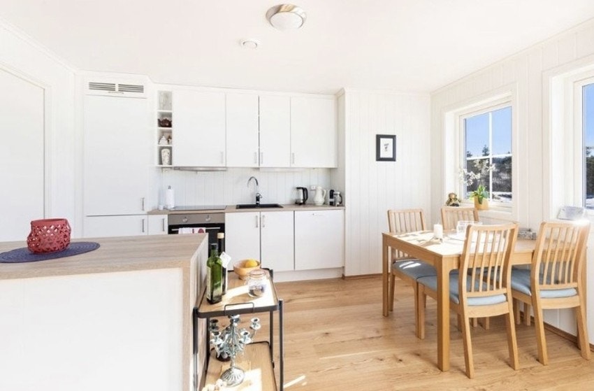 Fin plass til spisebord på kjøkkendelen. Galleribilde