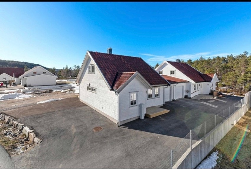 Asfaltert gårdsplass med ekstra plass til parkering Galleribilde