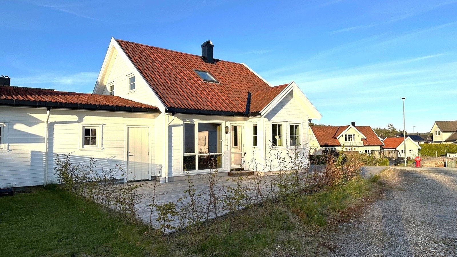 Lettstelt uteområde med stor og solrik terrasse Galleribilde