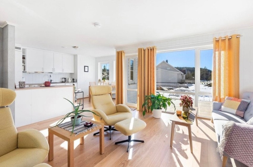 Stue med store vinduer og utgang til terrassen Galleribilde