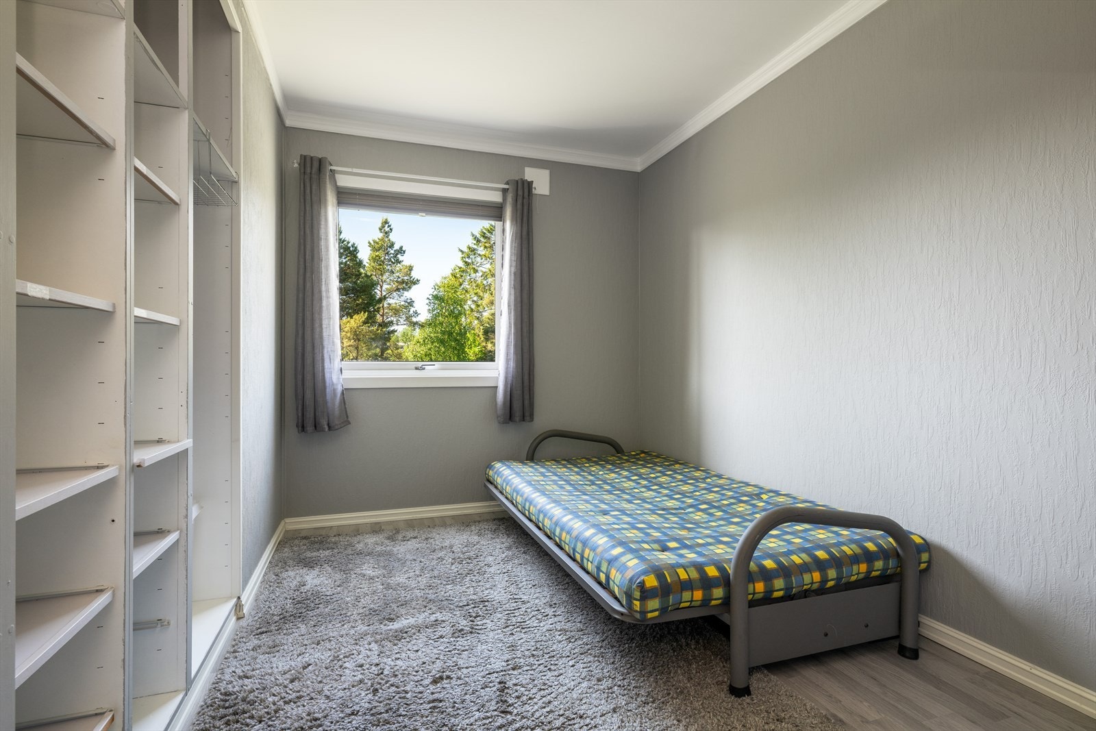 To av soverommene har plassbygget skap med god plass til oppbevaring samt et har garderobeskap. Galleribilde