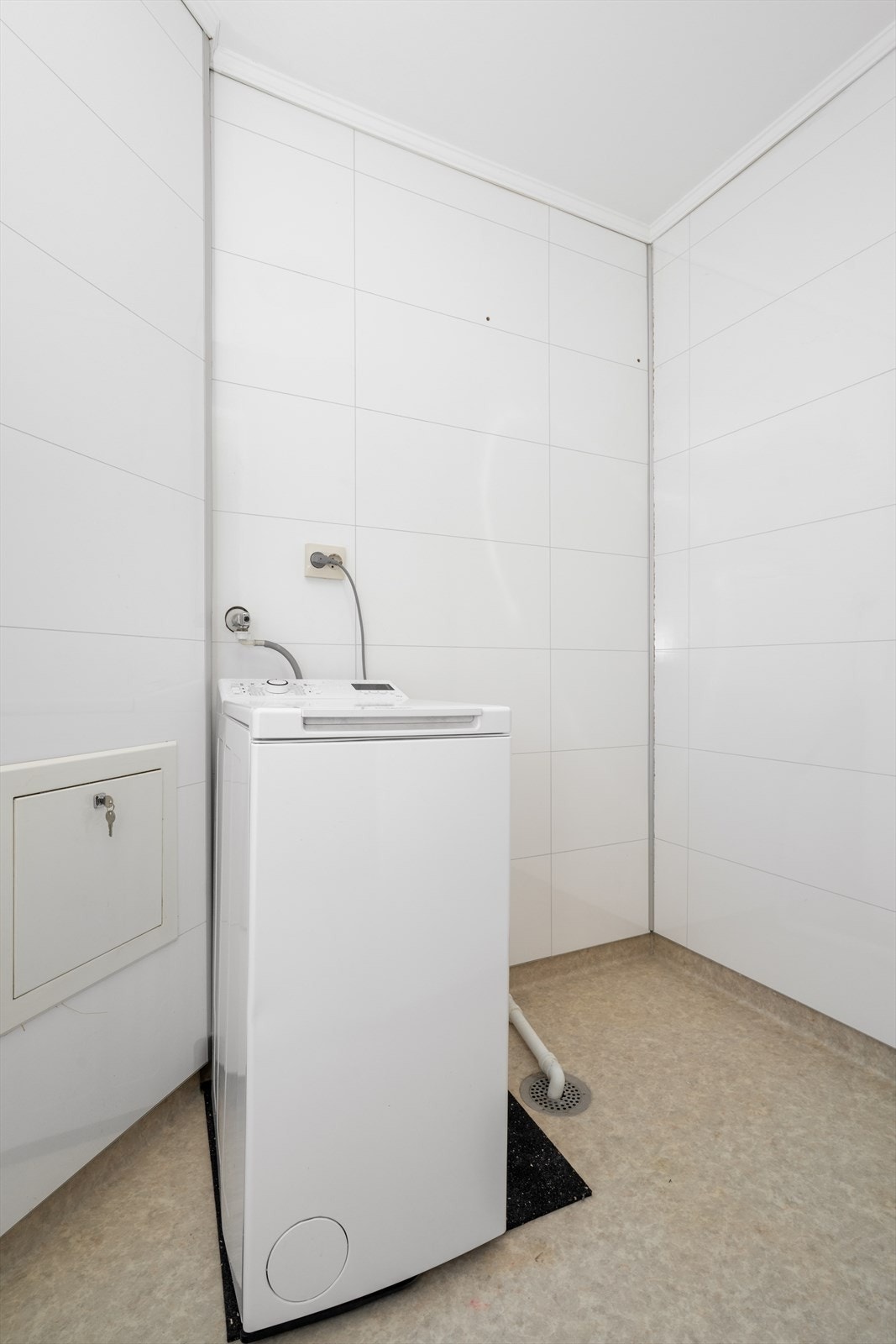 Med direkte adkomst fra kjøkkenet kommer du inn til leilighets vaskerom. Overflater på vaskerommet består av baderomsplater på vegger, vinylbelegg på gulv samt malte slette flater i himling. Rommet er utstyrt med opplegg for vaskemaskin og har nat Galleribilde