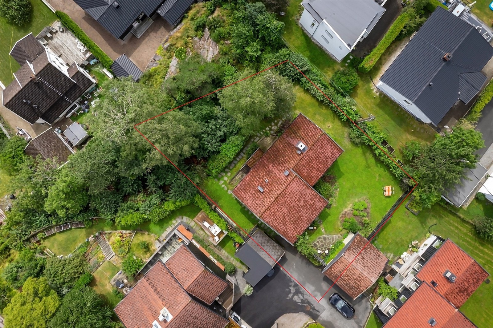 Skissert tomtegrense er ment som en indikasjon, og er ikke nøyaktig. Se matrikkelkart fra kommunen for detaljerte grenser Galleribilde