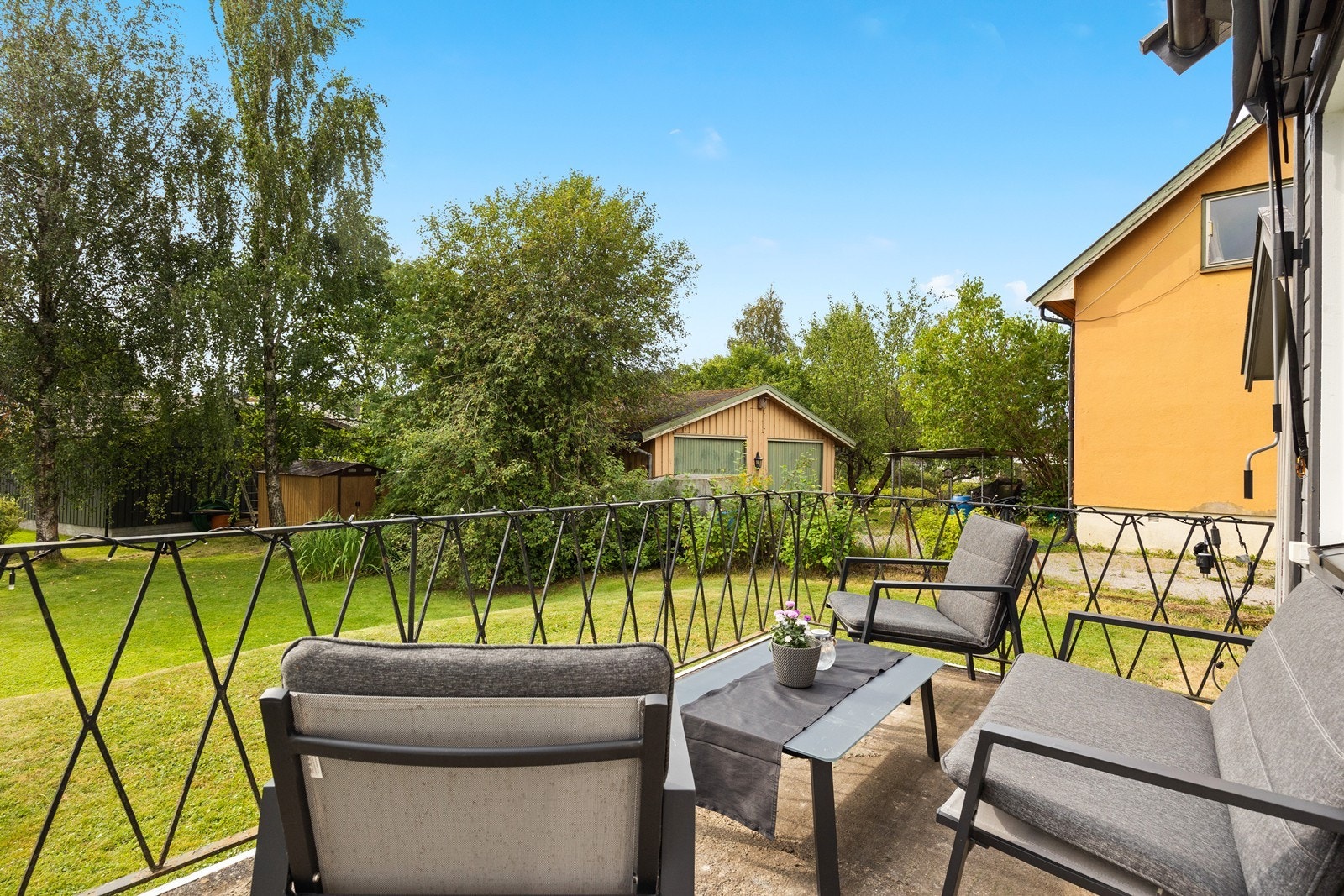 Utgang til en koselig balkong fra stuen. Galleribilde