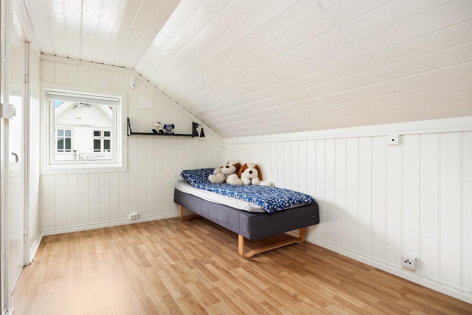 Boligens andre soverom befinner seg i andre etasje. Galleribilde