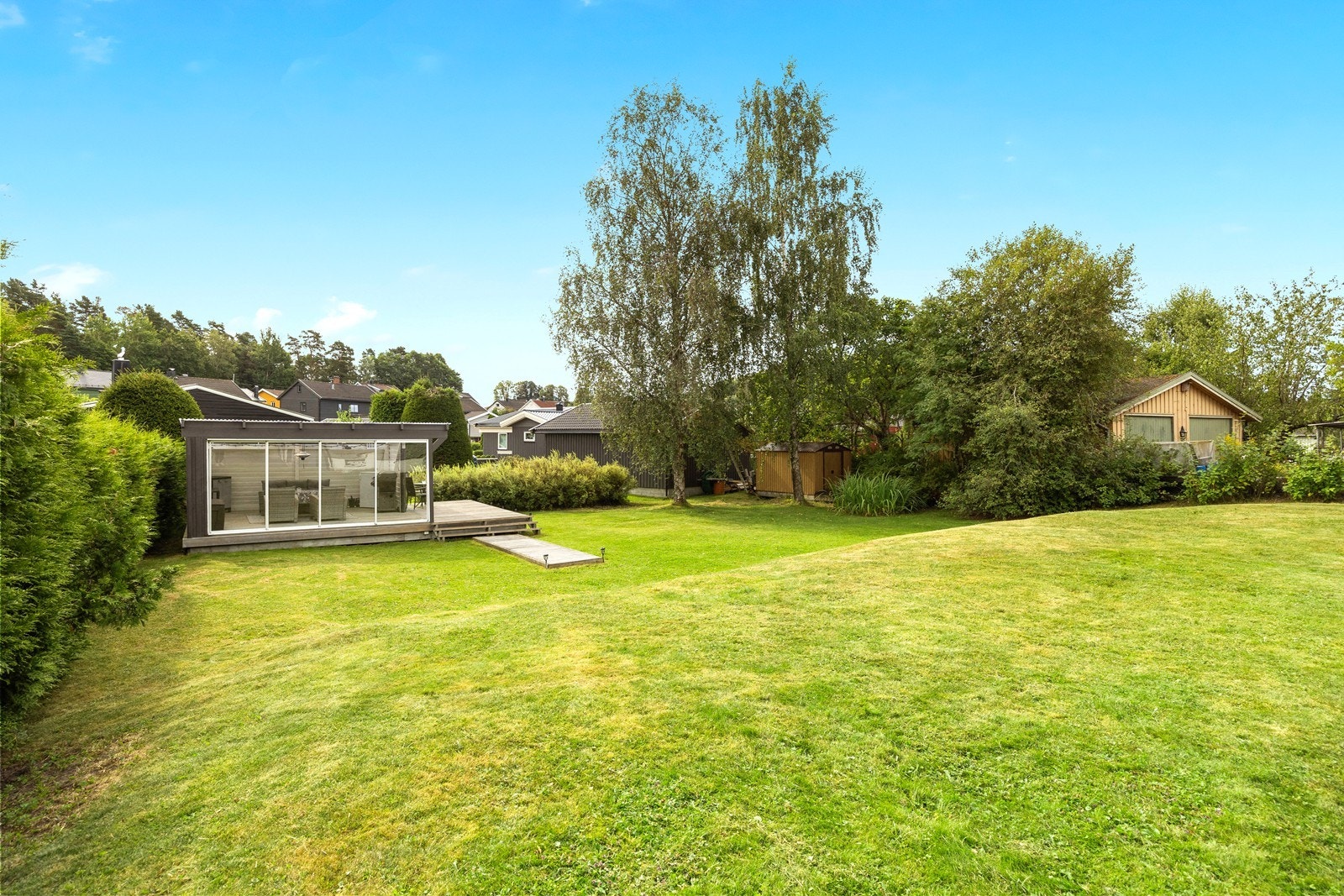 I hagen er det satt opp en koselig hagestue. Galleribilde