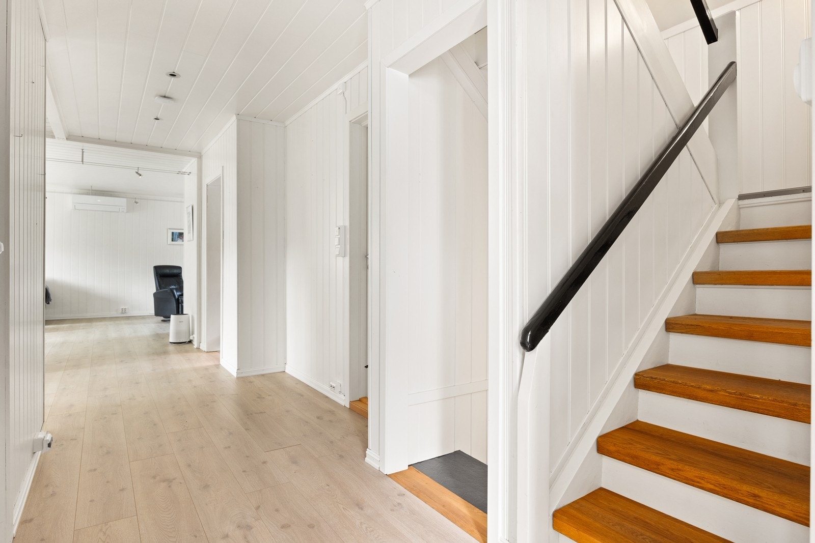 Fra entreen kommer man inn i hovedetasjen som er bestående av gang, soverom, stue, kjøkken og bad. Galleribilde