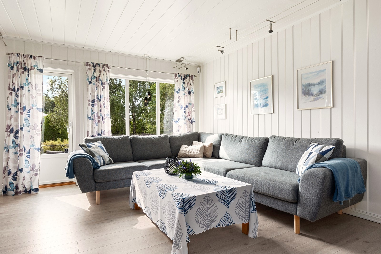 Store vindusflater slipper inn godt med dagslys. Galleribilde