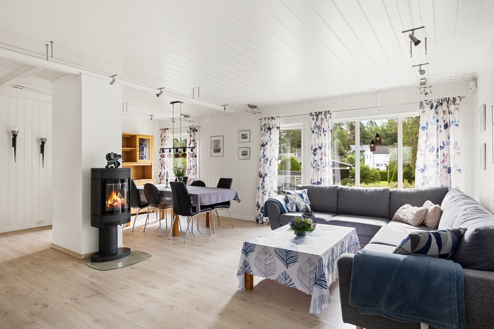 Romslig stue med plass til både sofa, mediemøbler og spisestue. Stuen lar seg enkelt innrede etter hva man måtte ønske. Galleribilde