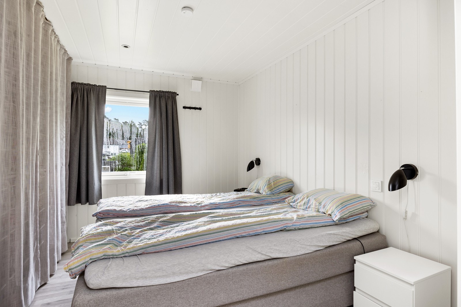 Hovedsoverommet har god plass til dobbeltseng og det er også en praktisk garderobeløsning. Galleribilde