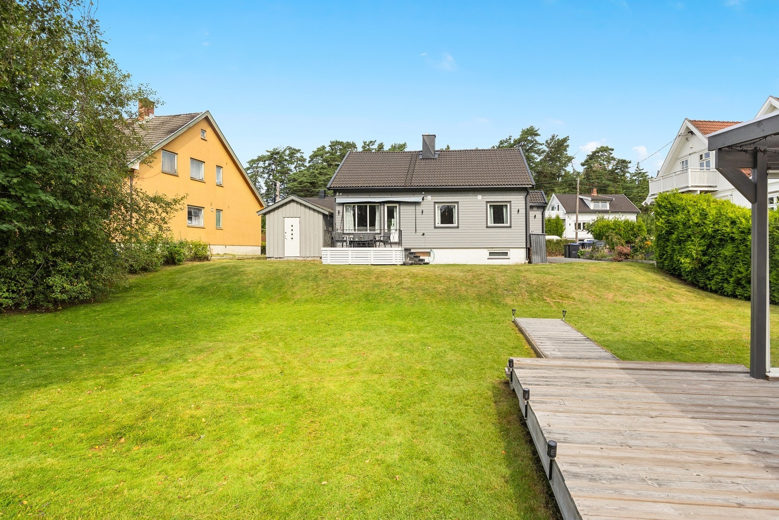 Stor og solrik tomt. Galleribilde