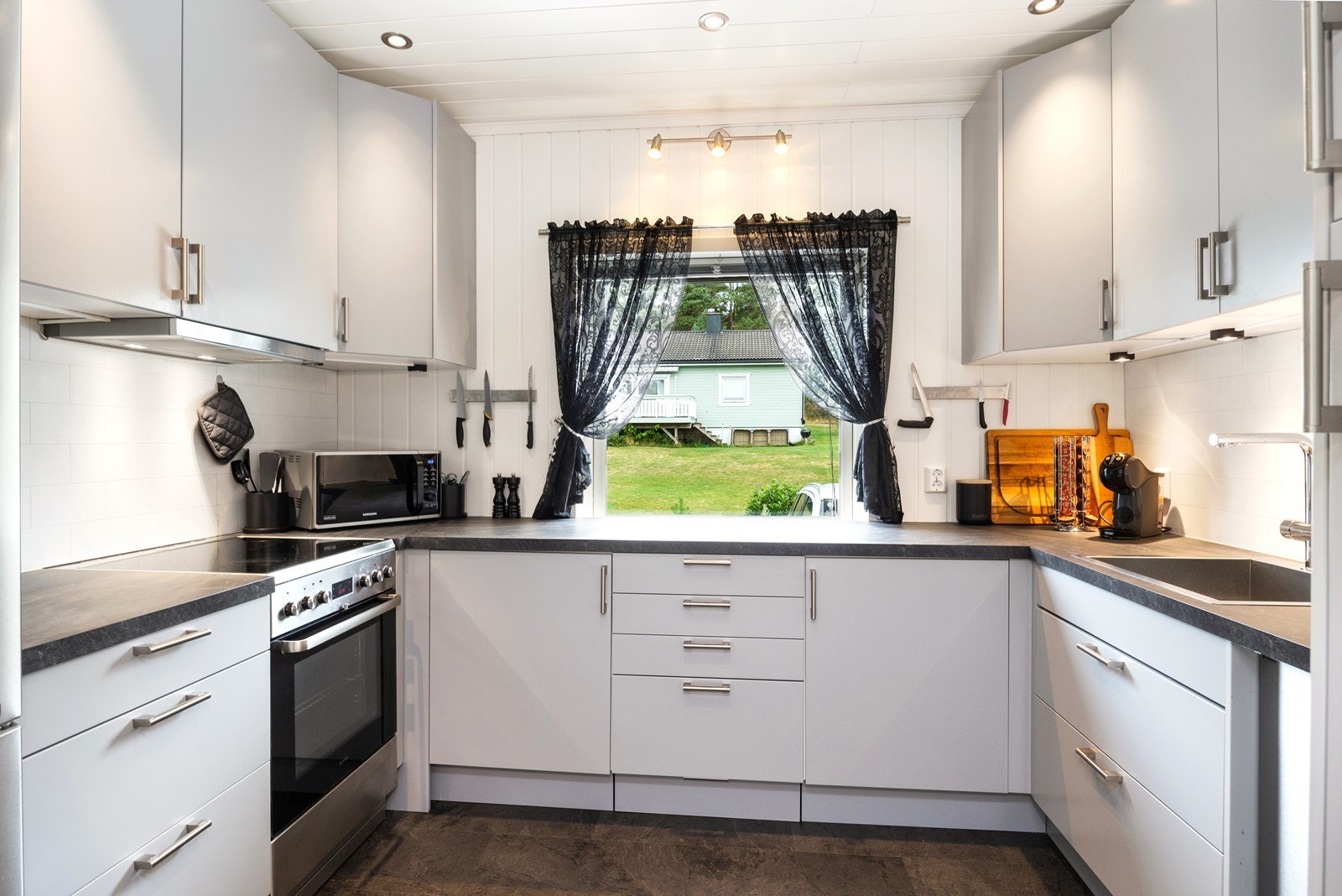 Stilrent kjøkken fra 2020 som byr på god skap og benkeplass. Kjøkkenet ligger i separat løsning fra stuen og arealet er godt utnyttet. Galleribilde