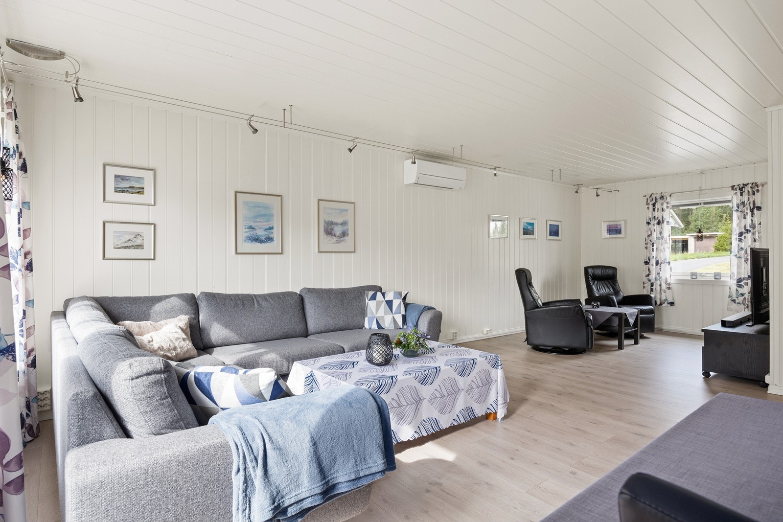 Det er installert både varmepumpe og peis i stuen. Galleribilde