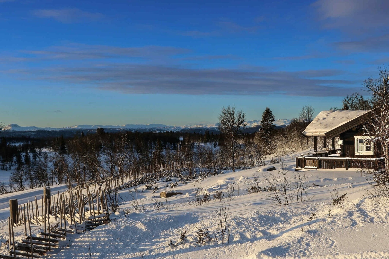 Selgers private bilde tatt julen 2025. Her ser man deler av hytta med utsikt utover området Galleribilde