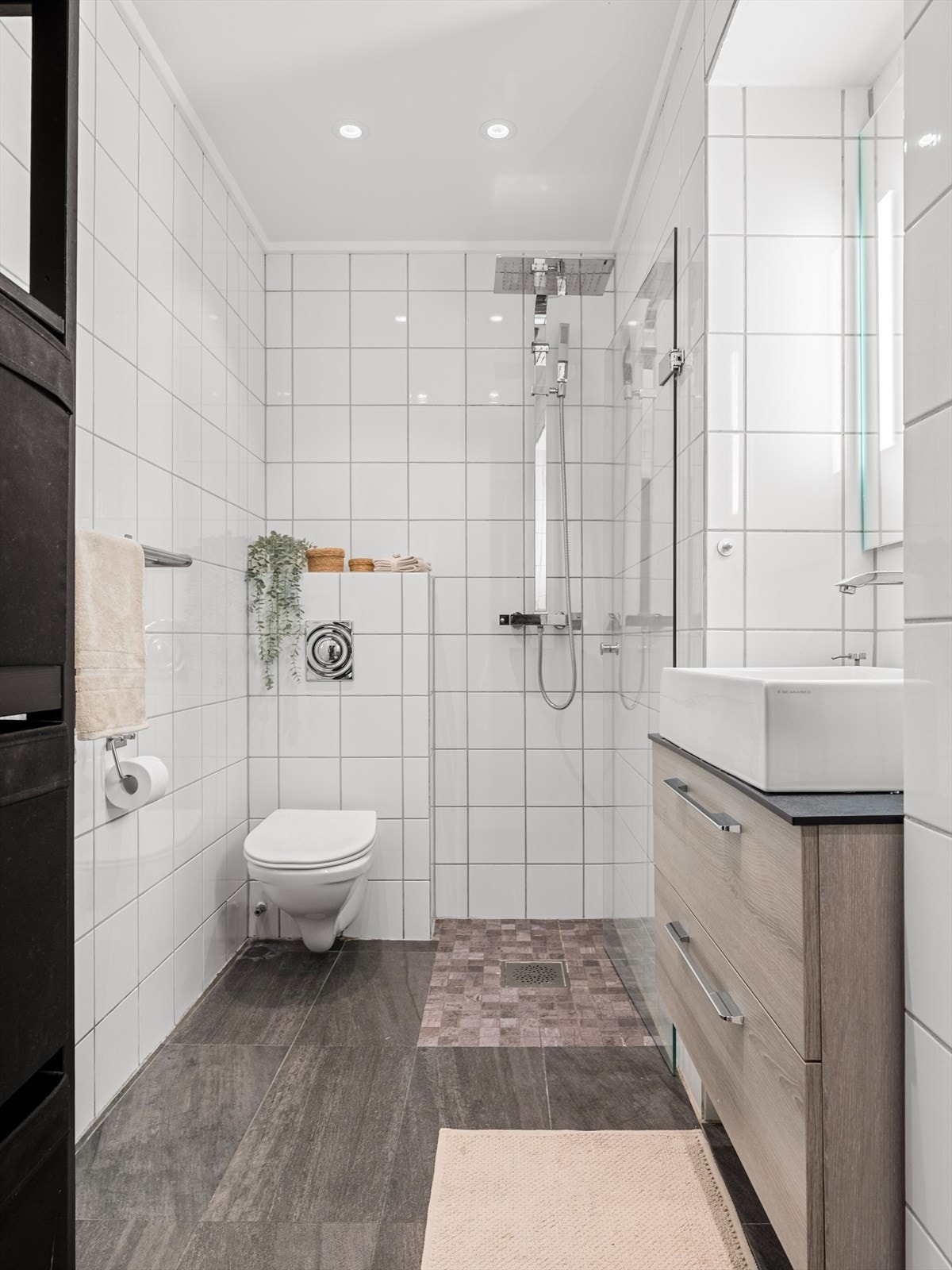 Bad oppgradert i 2017 med nye fliser, dusj, vask og speil. Galleribilde