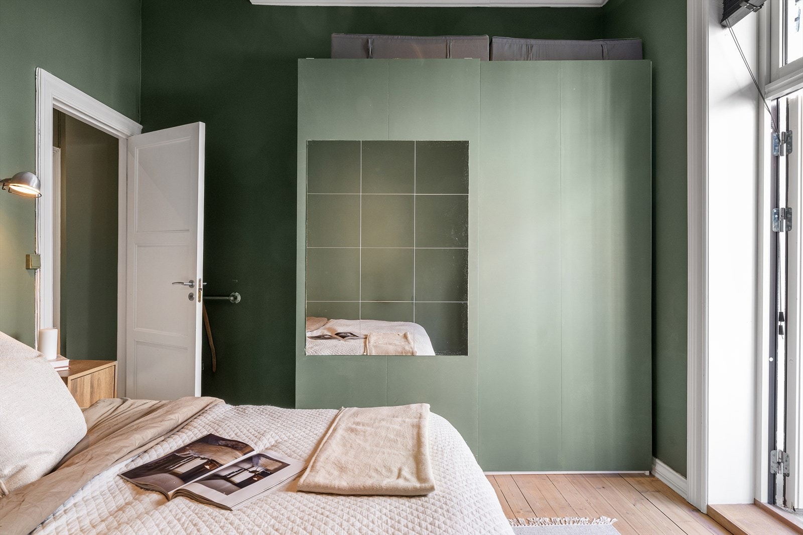 Det medfølger en praktisk skyvedørsgarderobe som gir god oppbevaringsplass. Galleribilde