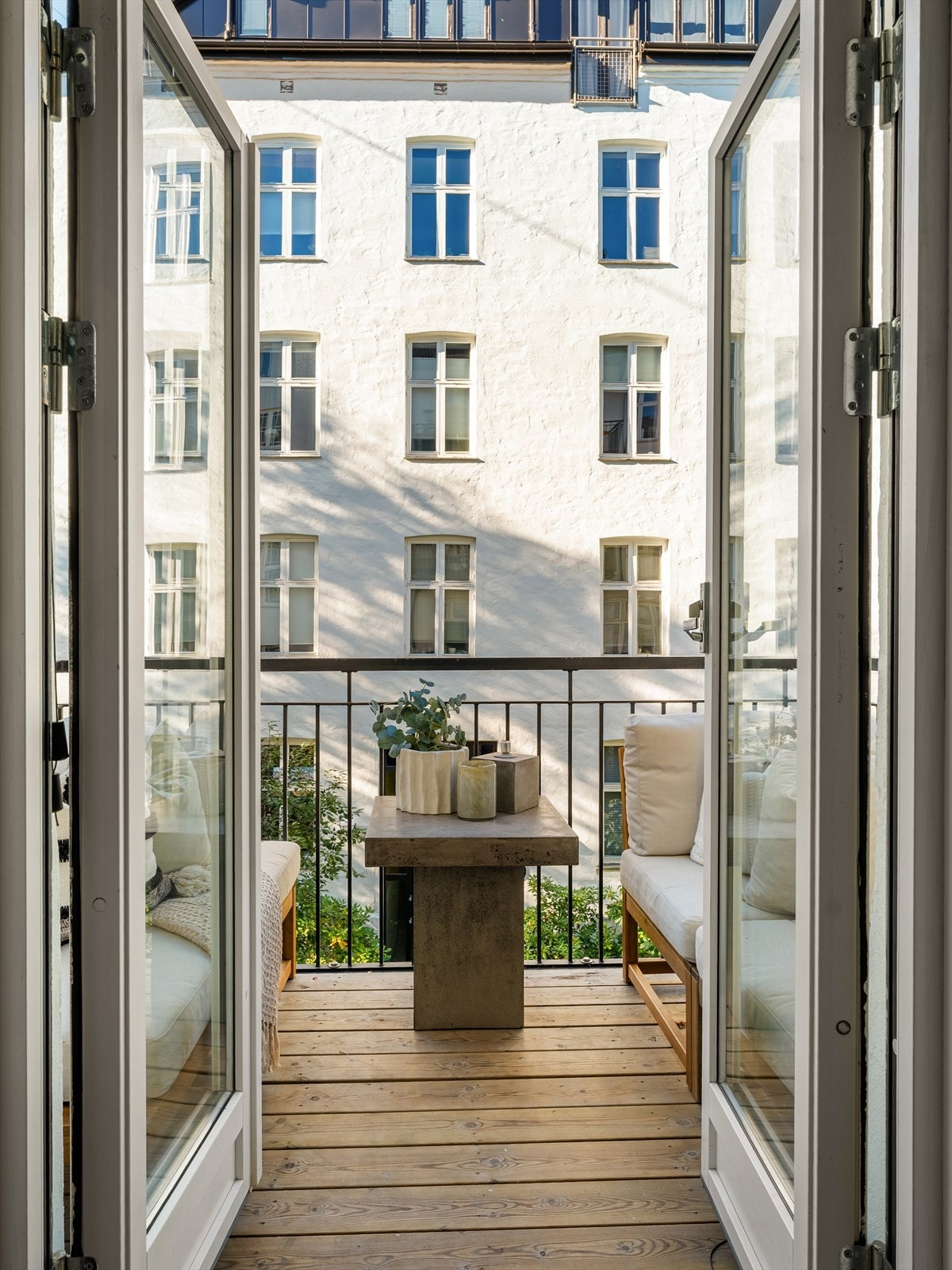 Solen skinner fra ca. kl. 15.30 til 18-19 midt på sommeren, og stuen får morgensol/formiddagssol når solen passerer over takene. Galleribilde