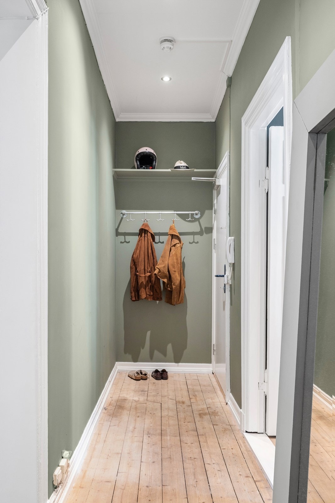 Naturlig plass til oppheng av yttertøy og oppbevaring av sko. Mulighet for å innrede med kommode eller ønsket garderobeløsning. Galleribilde