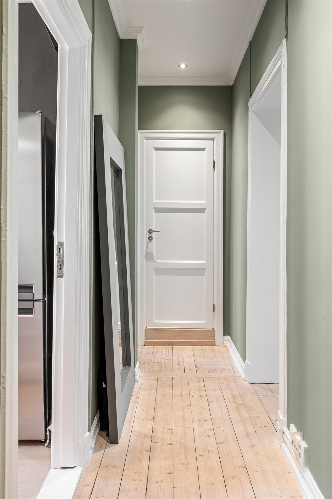 Lys og innbydende entré som effektivt deler opp leilighetens rom. Galleribilde