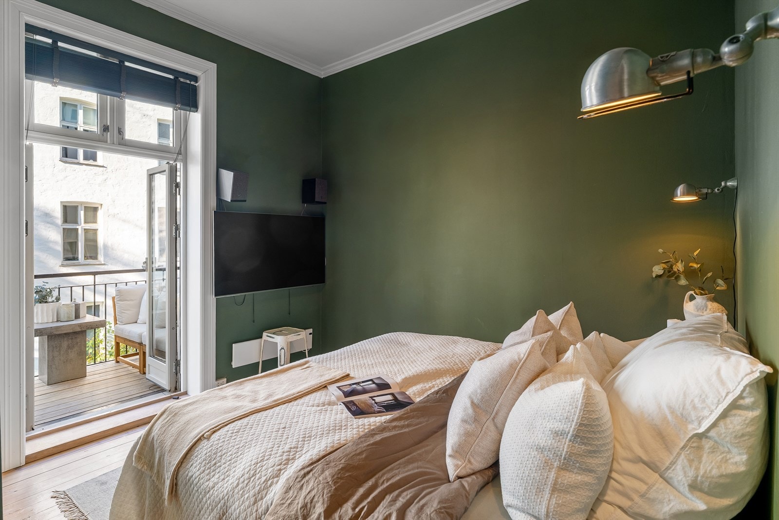 Romslig soverom med direkte utgang til en flott, nordvendt balkong. Galleribilde