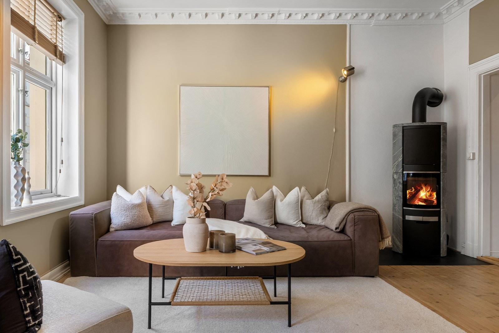 Romslig stue med vedovn og fleksible møbleringsmuligheter. Himlingshøyde målt til ca 3 m. Galleribilde