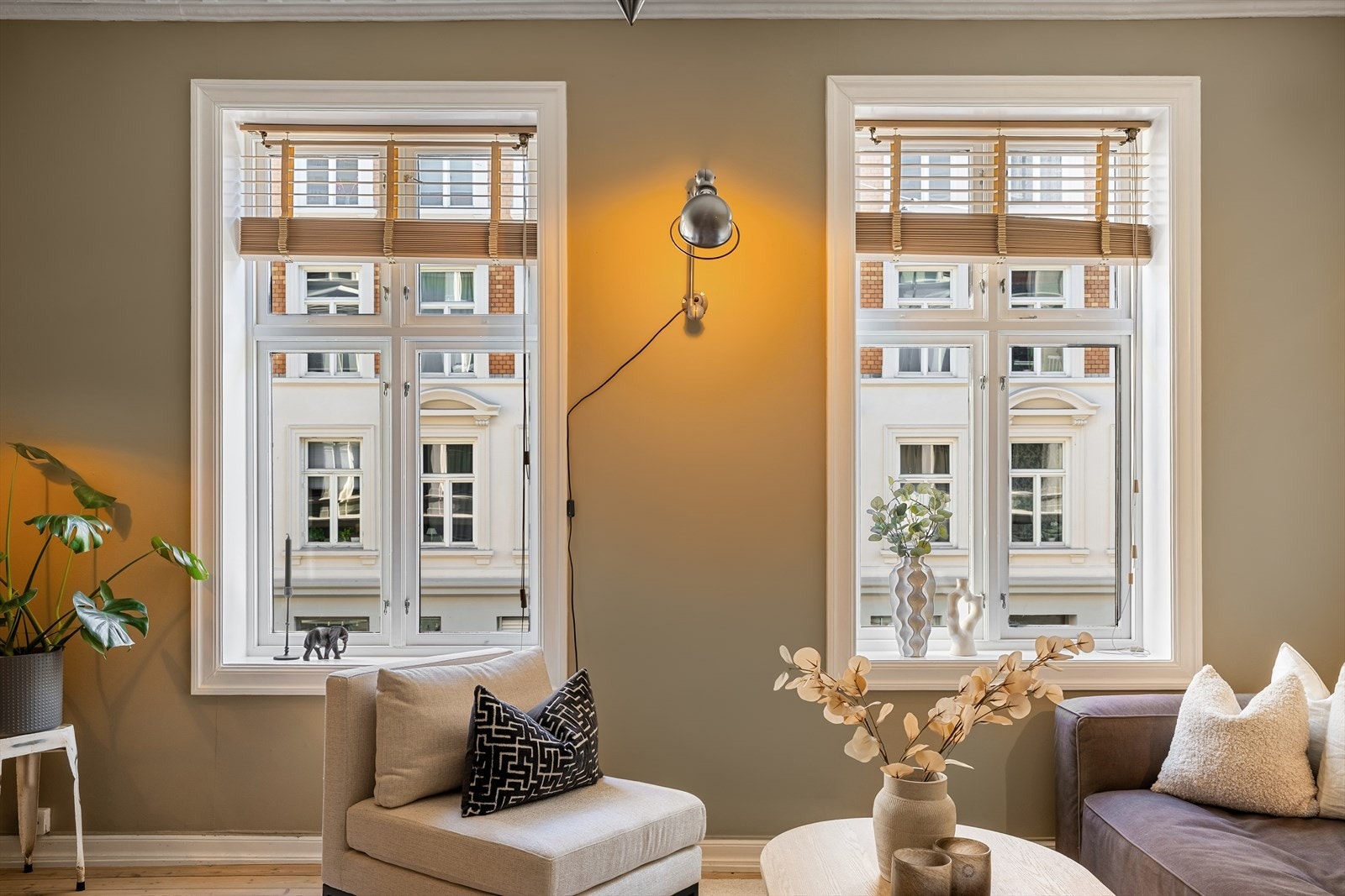 Store gjennomgående vindusflater sørger for lys og luft, supplert av tidløse brede vinduskarmer. Galleribilde