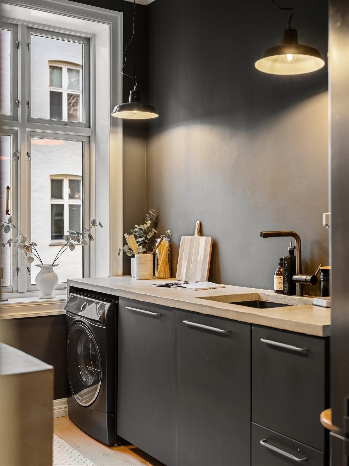 Kjøkkenet har en praktisk løsning med opplegg for vaskemaskin integrert i innredningen. I tillegg er oppvaskmaskin, platetopp og stekeovn integrert. Galleribilde