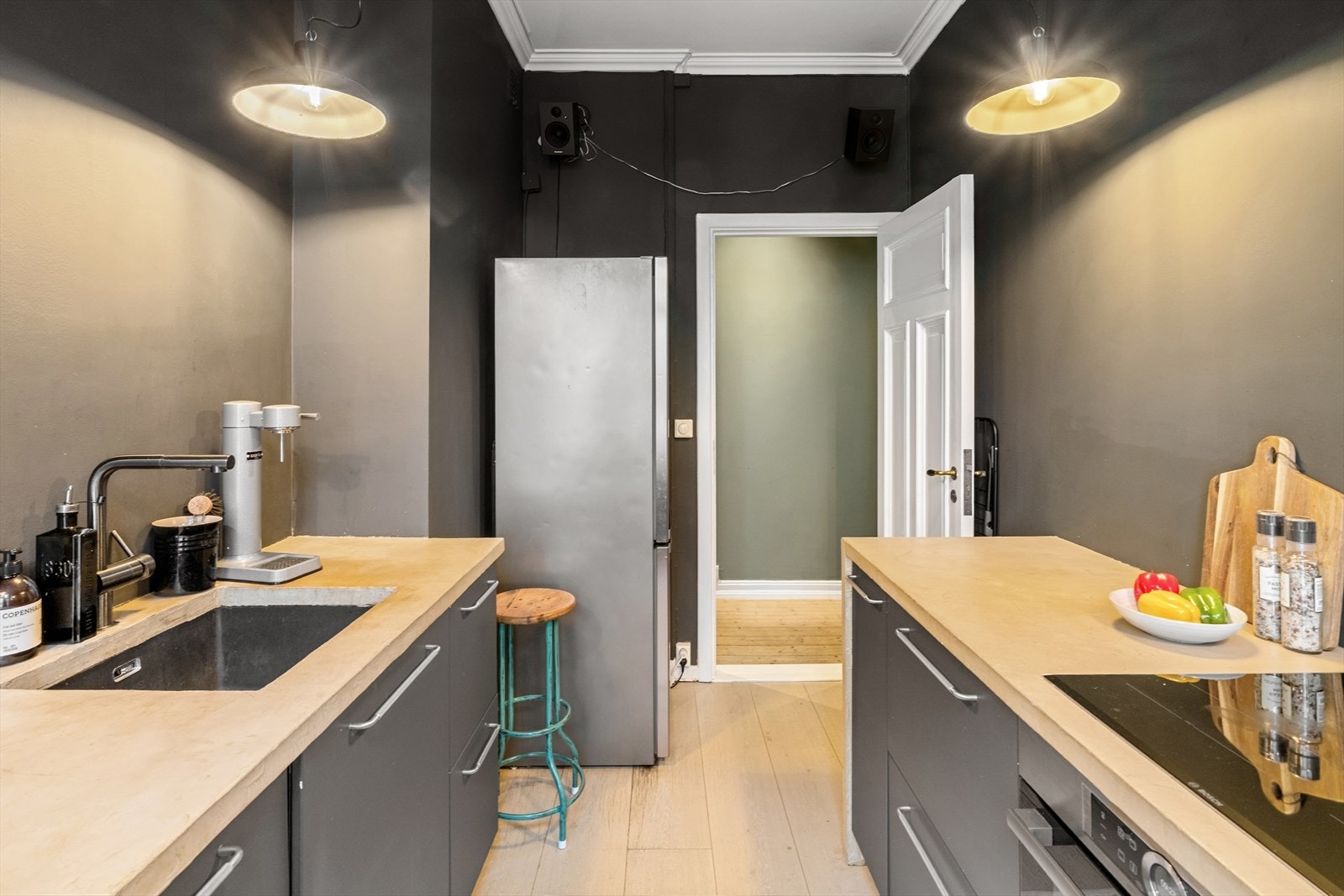 Den generøse takhøyden skaper en luftig og behagelig romfølelse. Det er god plass til frittstående kjøleskap. Galleribilde