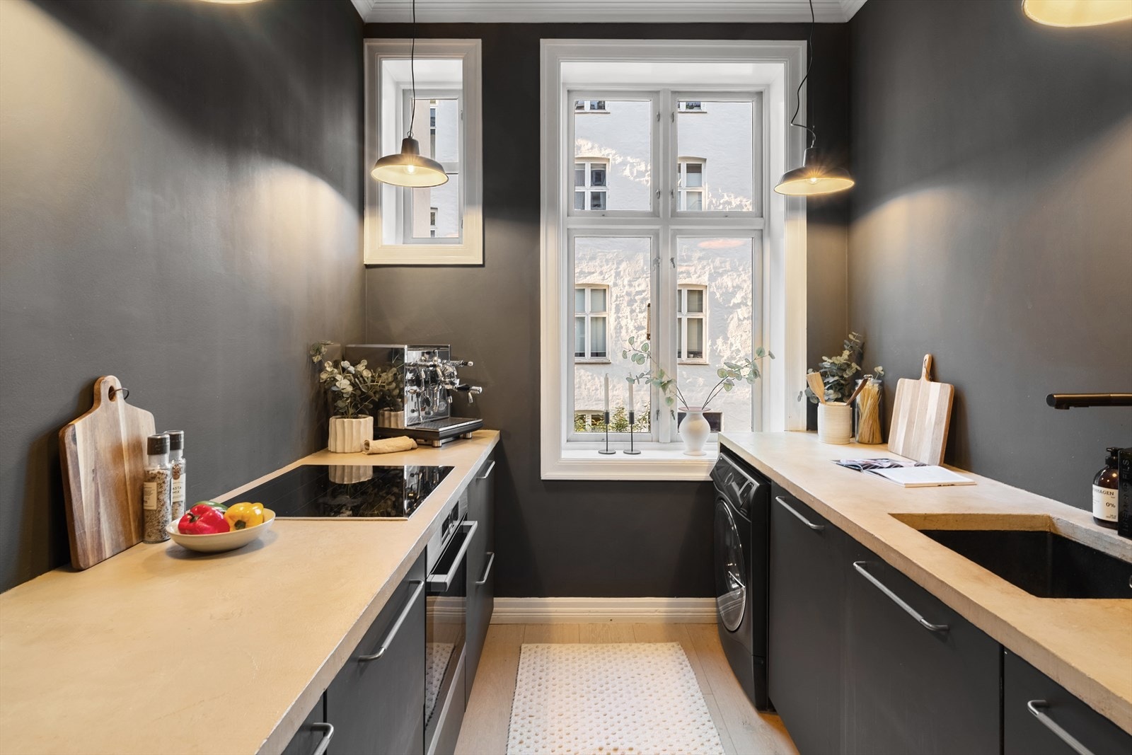 Kjøkkenet har et tidløst uttrykk og ble oppgradert i 2020 med benkeplate i mikrosement, nye underskap, integrerte hvitevarer, ny vask og armatur. I tillegg er veggene malt og gulvet fornyet. Galleribilde