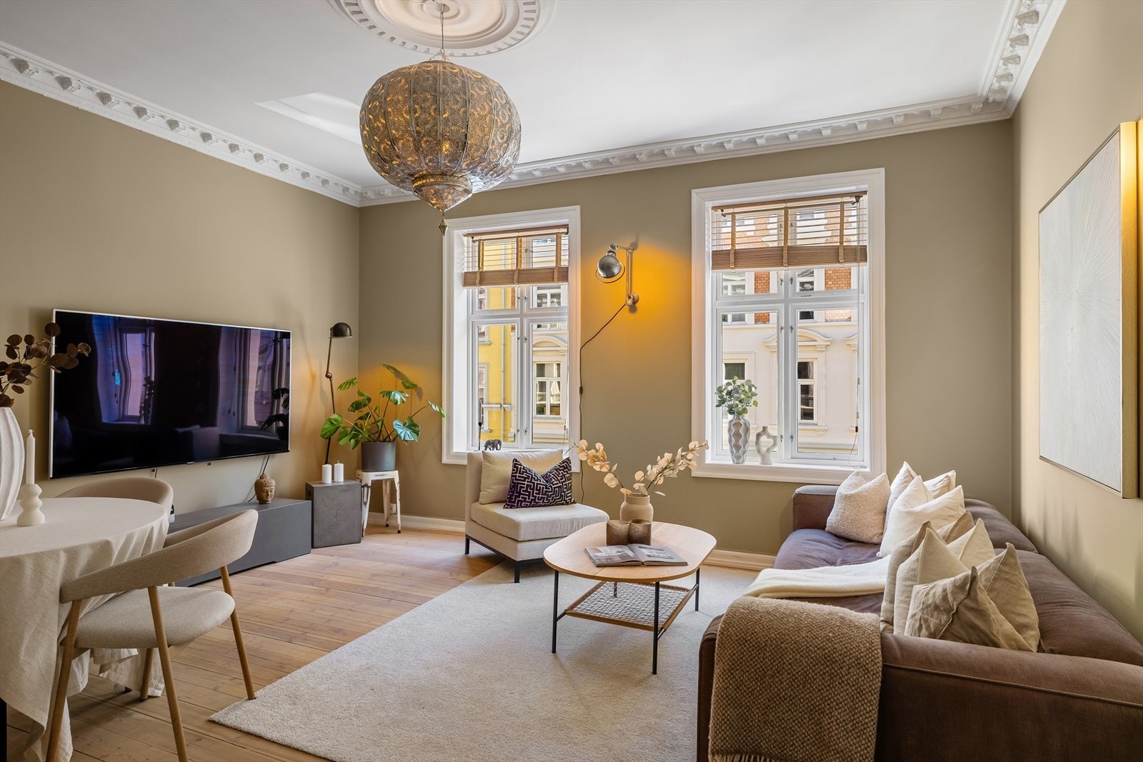 Velkommen inn! Lys og innbydende leilighet med struktur og originale tregulv. Galleribilde