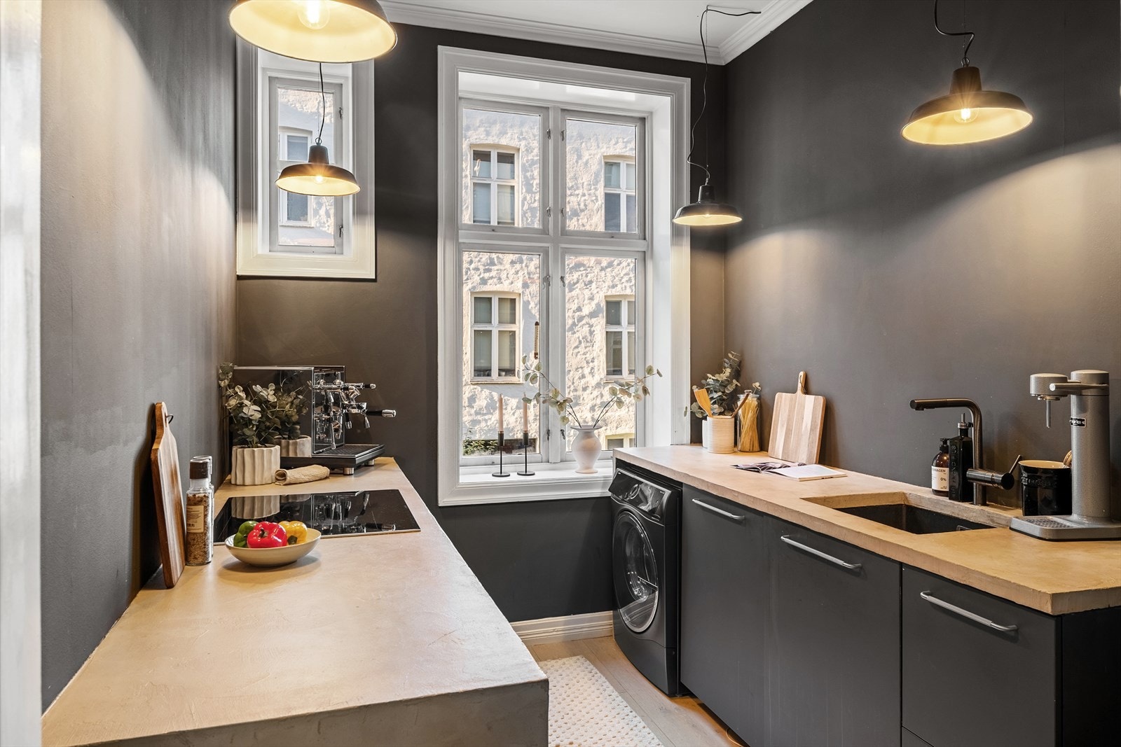 Tidløst kjøkken fra IKEA med god benkeplass, nedfelt oppvaskkum og ettgreps blandebatteri. Galleribilde